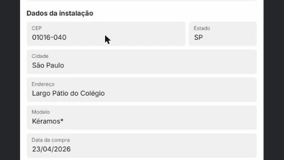Bloco "Dados da instalação" do formulário: ao digitar o CEP, os campos de estado, cidade e endereço se preenchem sozinhos; modelo e data da compra já vieram da venda.